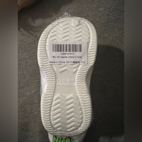 New White Lightweight Toddler Clogs with Panda and Nice Charms Size 6.5-7.5 - Picture 3 of 5
